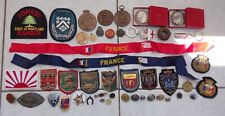 Lot d'insignes civils divers. Ecussons patchs médailles badges bouton porte-clès