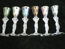 SIX VERRES SUR PIED FEMME NUE DIGESTIF DIFERENTE COULEUR