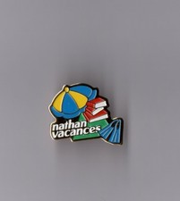 pin's éditions Nathan Vacances (jeux et livres éducatifs)
