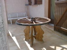 TRES ORIGINALE TABLE TOURNANTE EN BOIS AVEC ROUE DE CALECHE 