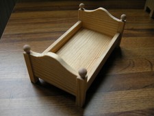 Lit de poupée en bois fabrication artisanale