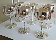 Verres en métal argenté.Verres à vin. Verres à Cocktail.Argenterie.Dégustation