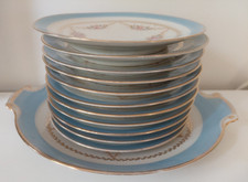 En Porcelaine Service à Gâteau 11 Assiettes et un Plat. Signé.