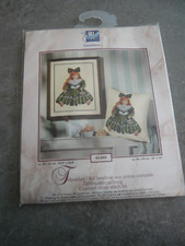 KIT POINT DE CROIX  VERVACO VERACHTERT - POUPEE Réf 45.602 - Dim: 32 X 42 cm