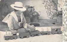 CPA FANTAISIE ENFANT QUI JOUE AVEC UN TRAIN (dos non divisé)