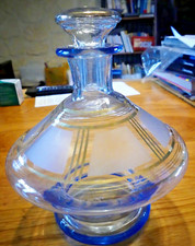 CARAFE ANCIENNE EN VERRE BLEUTE ET VERRE GRANITE DECOR FILET OR