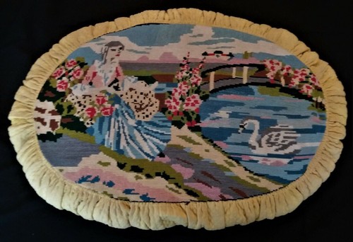 Coussin tapisserie aux - , petits