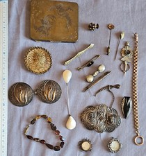 Lot de bijoux anciens + poudrier - Métal doré argenté laiton nacre ambre etc ...