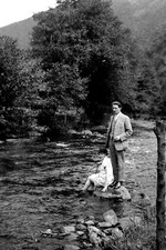 Homme debout femme assise pierre rivière - négatif photo ancien an. 1920