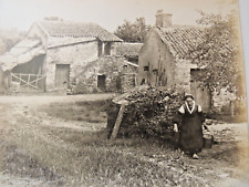 Photographie Pays de RETZ - Femme revenant du puit à ROUANS - Pho. Pierre FRÉOR