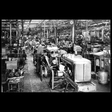 Photo A.028847 ALLIS CHALMERS TRACTORS ASSEMBLY LINE 1945