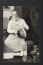 ARTISAN VANNIER confectionnant PANIER en OSIER , carte-photo postale vers 1930