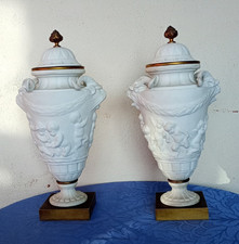 Paire d'urnes a l'antique