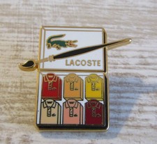 Pin's Lacoste crocodile palette peinture polo Arthus Bertrand Paris #1159