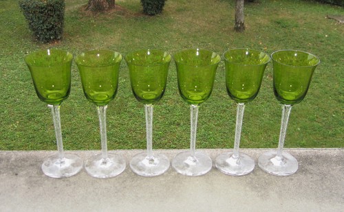 Six beaux verres pied - à, en