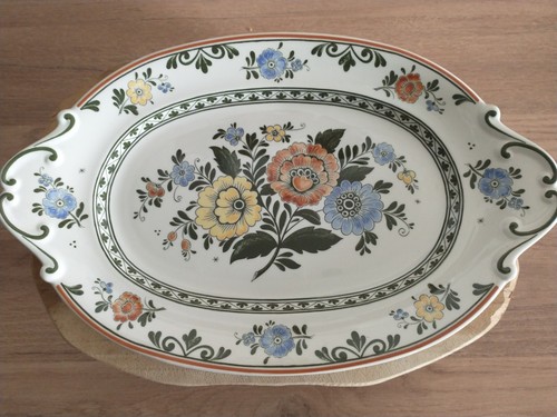 Joli grand plat - , décor