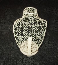 Mini buste de femme tout en