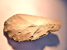 HACHE RACLOIR BIFACE NEOLITHIQUE OU  PALEOLITHIQUE CONTINENT AFRICAIN