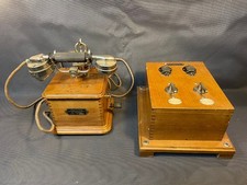 Ancien téléphone en bois