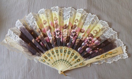 Grand eventail fleurs peintes