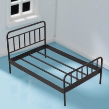 Lit de maison de poupée en