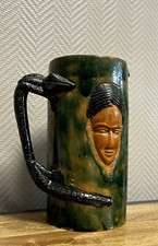 Pichet en terre cuite émaillée avec 1 visage asiatique ou indien et 1 salamandre