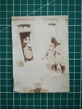 GG146 Photo circa 1890 TBE 11x8 cm femmes et enfants devant maison