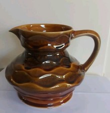 PICHET MARRON VINTAGE EN FAIENCE DE SARREGUEMINES H 14,5 CM ca 1960  1, 1 LITRE