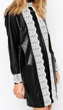 Gat Rimon - Okky – Robe courte en cuir synthétique noir et dentelle blanche