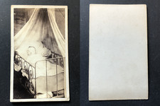 Bébé sur son lit de mort, photo post-mortem, circa 1880 vintage cdv albumen prin