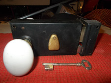 Belle serrure avec gache,clef,deux poignées porcelaine sur axe carré 6x6mm - Tbe