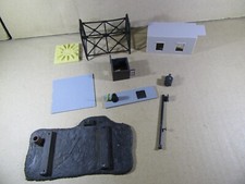 493V Lot Divers Pièces Détachées dont Socle Plastique Réseau Train Electrique Ho