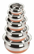 Ensemble De Casseroles En Fond