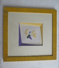 Encadrement tableau brodé au ruban. Initiale : « C »