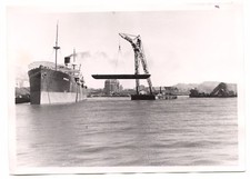 Port de Toulon ? Bateau grue  - photo ancienne  an. 1960