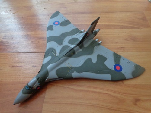 144 corgi avro vulcan - 1/144, b2