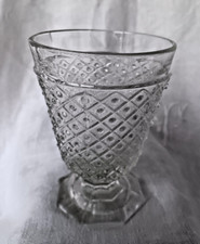 Verre à pied ancien moulé