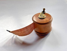 Collection : METRE RUBAN de COUTURIERE "AU BON MARCHÉ" PARIS -Buis, Laiton,ruban