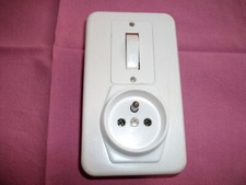 Bloc d'un Va et Vient et d'une Prise 2P+t avec habillage Série Chambord Legrand 