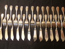 12 COUVERTS A POISSON ORFEVRERIE ARGENTAL MODELE AU FILET METAL ARGENTE TB ETAT