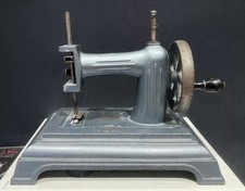 JOUET: PETITE MACHINE A Coudre  ANCIENNE de marque Baby . - Fonctionne
