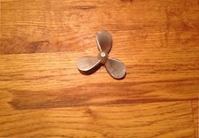 Hélice tripale pour canot