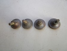 4 petits pieds orientables