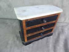 PETITE COMMODE DE MAITRISE à trois tiroir. Dessus marbre.