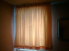 Double rideau de couleur saumon en très bon état