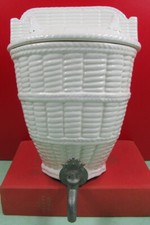 élégant corps de fontaine en faïence, décor hotte panier tressé, chambre d'hôte