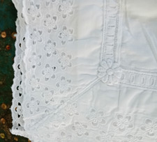 2 anciennes taies d'oreiller en coton blanc bords en broderie anglaise 77 X 70