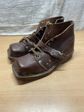 Ancienne Chaussure De Montagne En Cuir Semelle Bois 