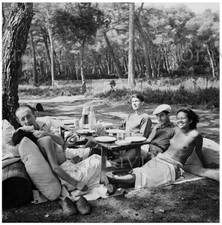 Photographie,  "Les Surréalistes à l'île Ste Marguerite", 1937  / par Lee Miller