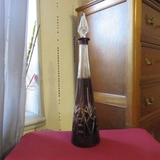 1 carafe  de couleur grenat en  cristal de saint louis ou lorraine taillé